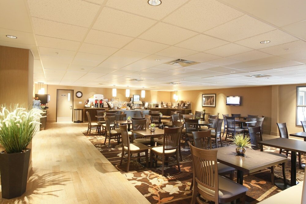 Фото Pomeroy Inn & Suites at Olds