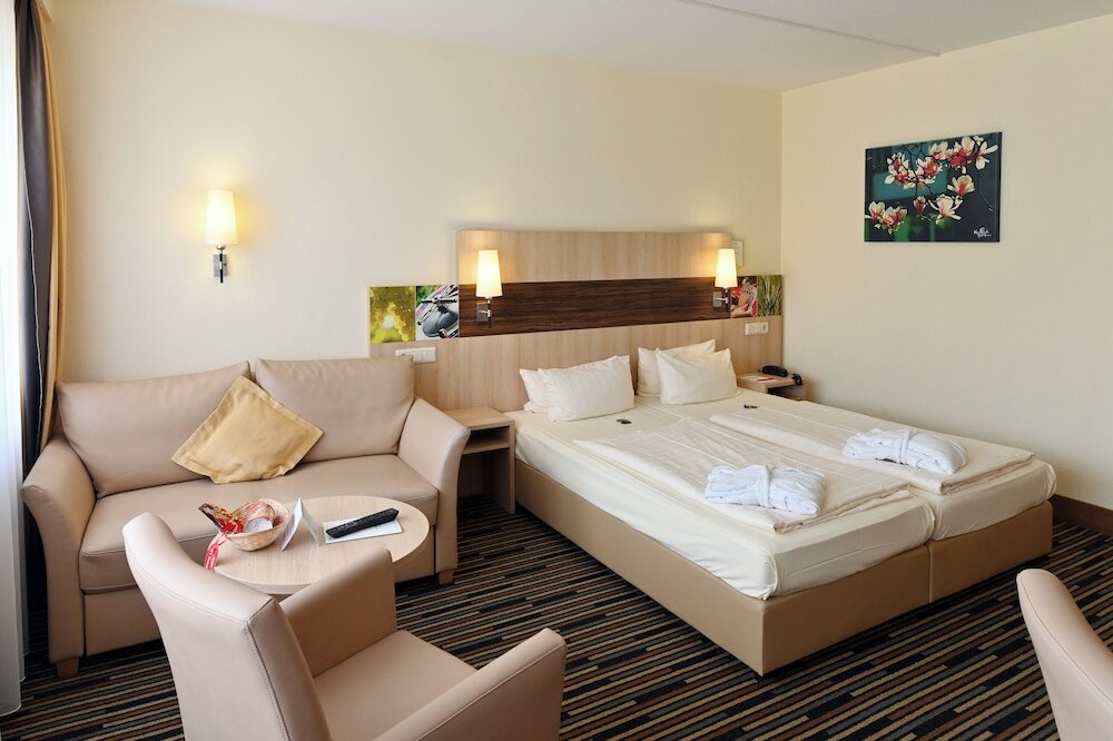 Фото Kurpark-Hotel Bad Dürkheim