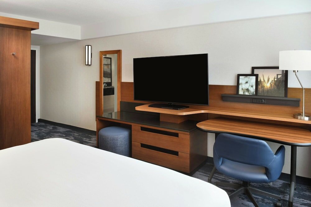 Фото Fairfield Inn & Suites by Marriott Calgary Downtown