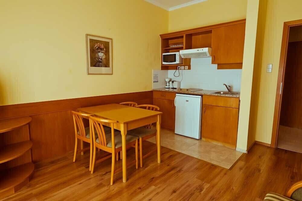 Фото Отель Holiday Club Apartman