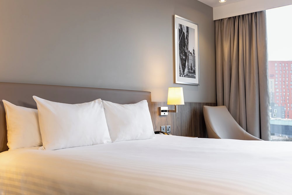 Фото Holiday Inn London - West, an Ihg Hotel