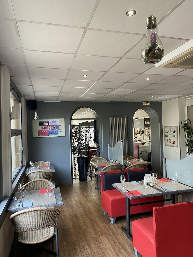 Фото Hôtel Les Commerçants