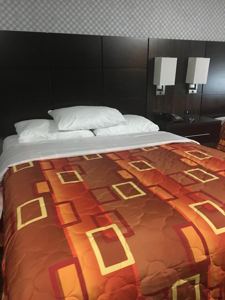 Фото Red Carpet Inn Elmwood Park