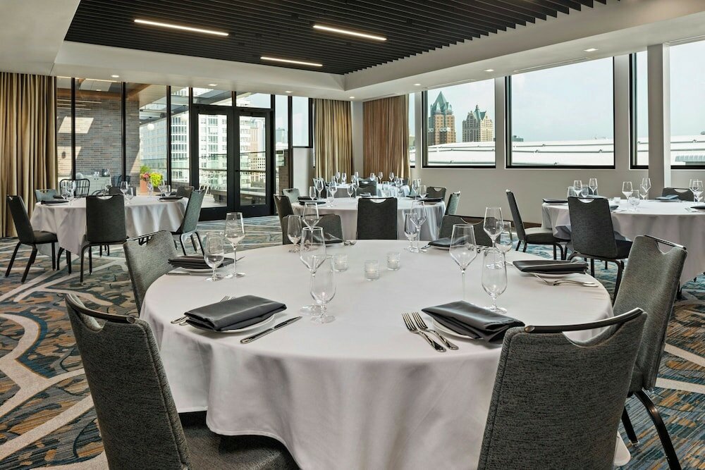 Фото The Trade, Autograph Collection