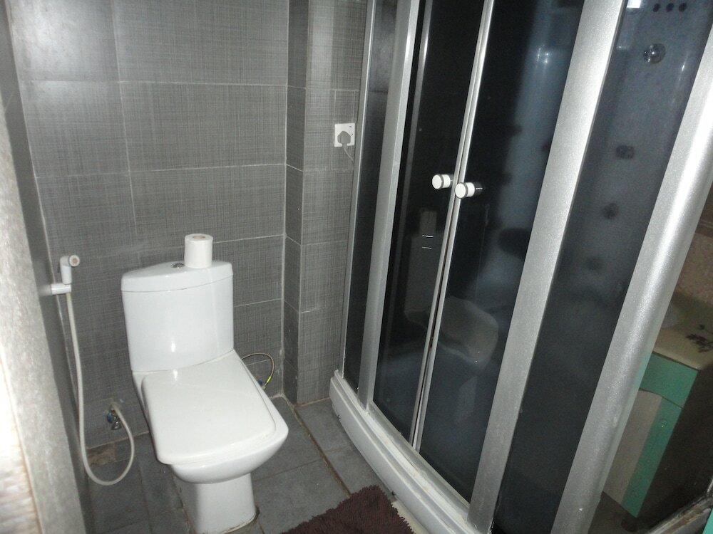 Фото Sdm Tavern and Suites