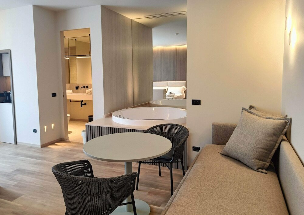 Фото International