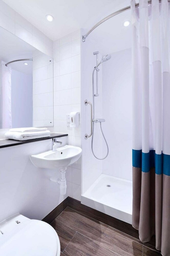 Фото Travelodge Bath Waterside