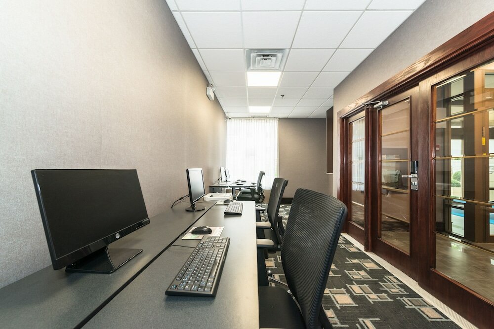 Фото Holiday Inn Express Edmonton D