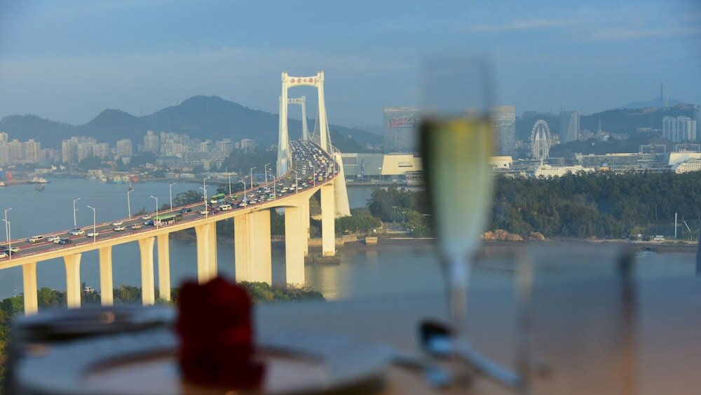 Фото Hualuxe Xiamen Haicang Harbour View, an Ihg Hotel