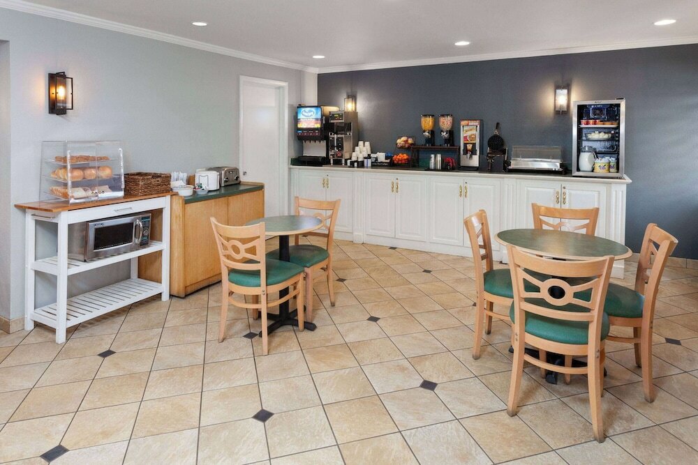 Фото La Quinta Inn by Wyndham Cleveland Independence