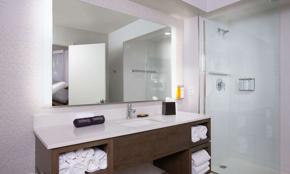 Фото West Beach Inn, a Coast Hotel