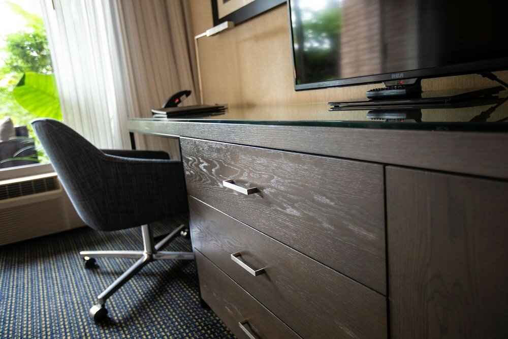 Фото West Beach Inn, a Coast Hotel