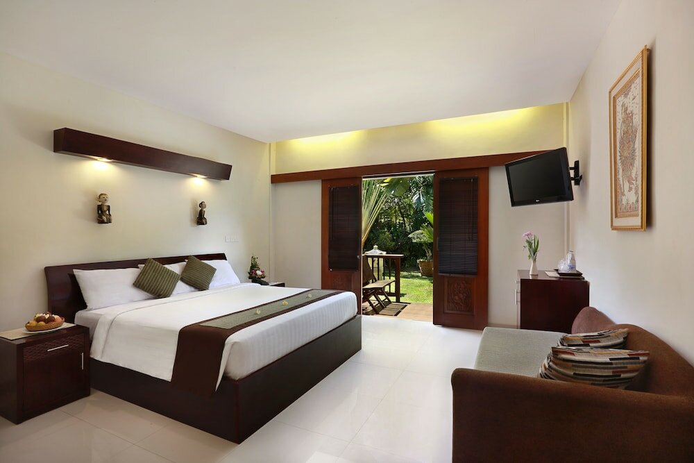 Фото Respati Beach Hotel