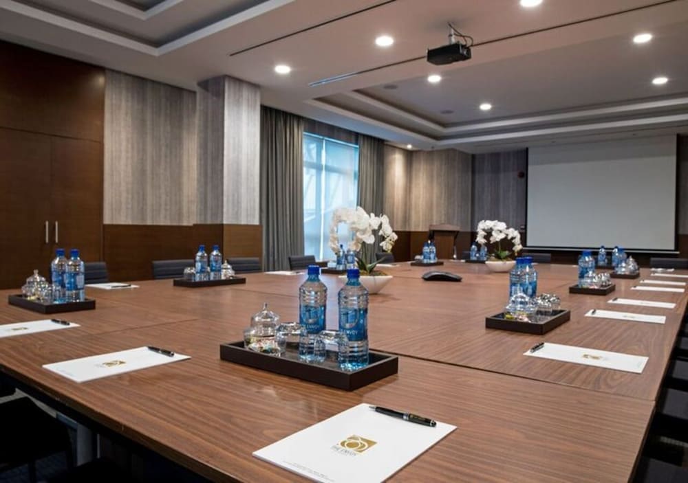 Фото The Envoy Hotel