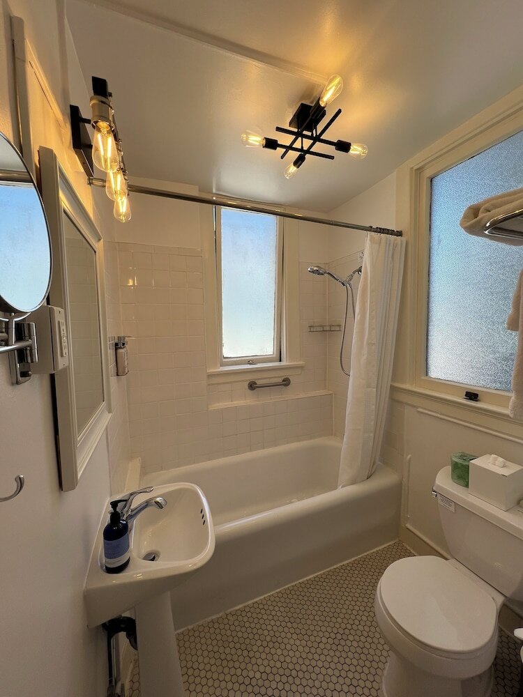 Фото The Andrews Hotel