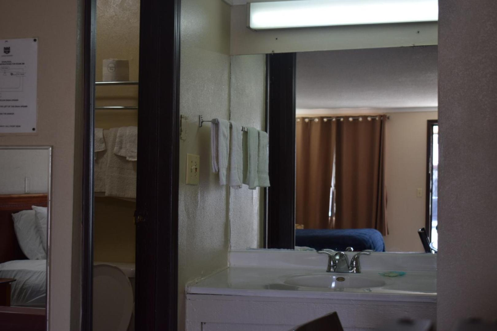 Фото Knights Inn Farmington Hills