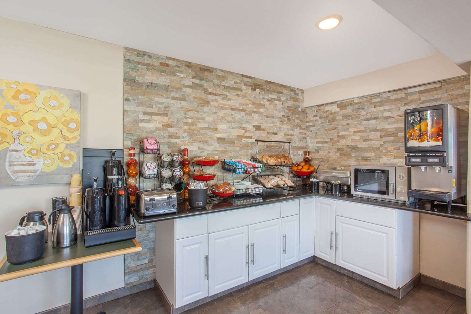 Фото Ramada by Wyndham Culver City