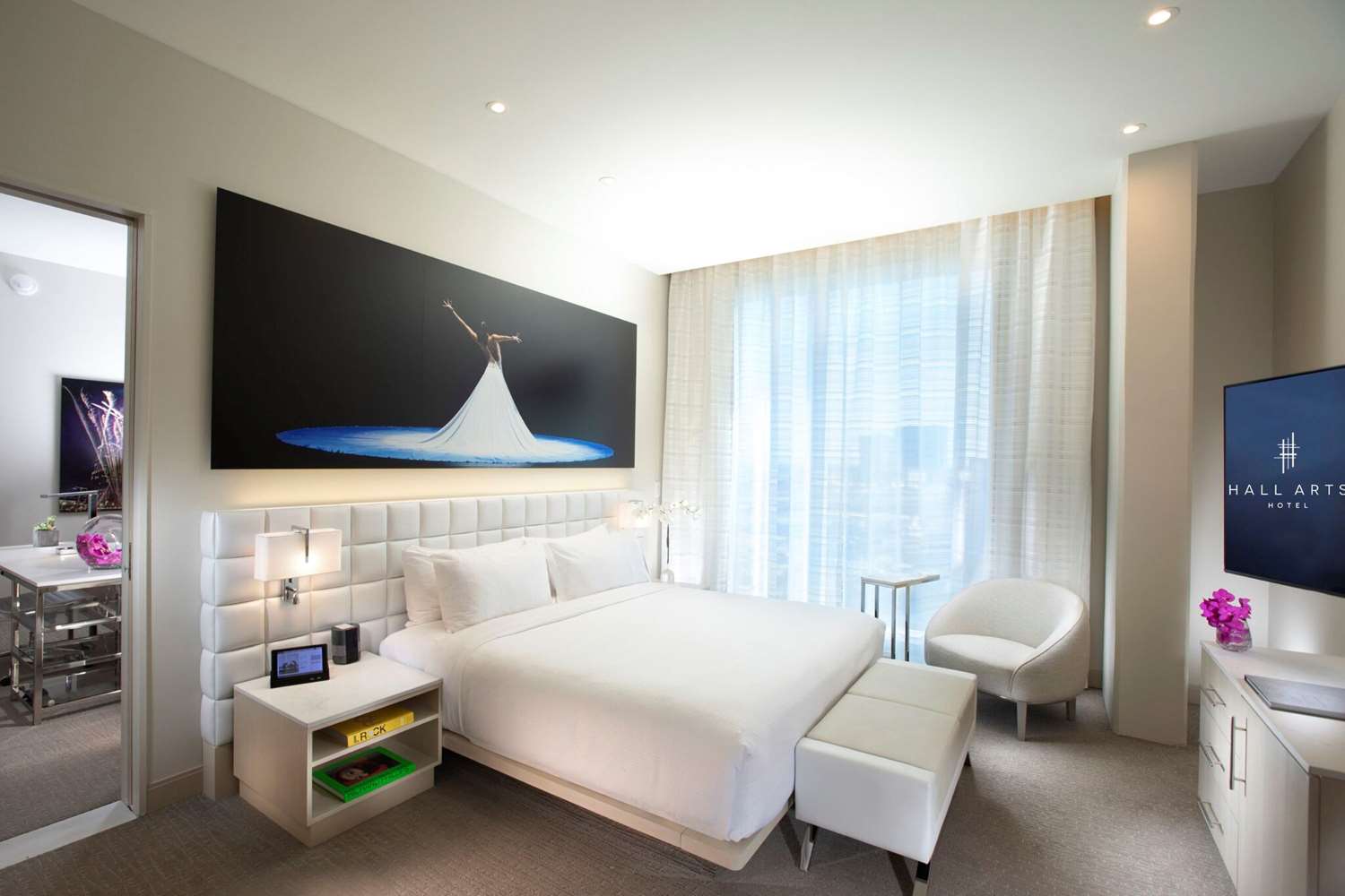 Фото Hall Arts Hotel Dallas, Curio Collection by Hilton