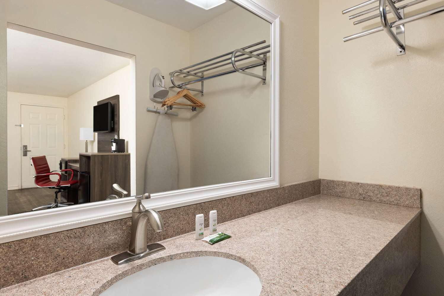 Фото Ramada by Wyndham Kingman