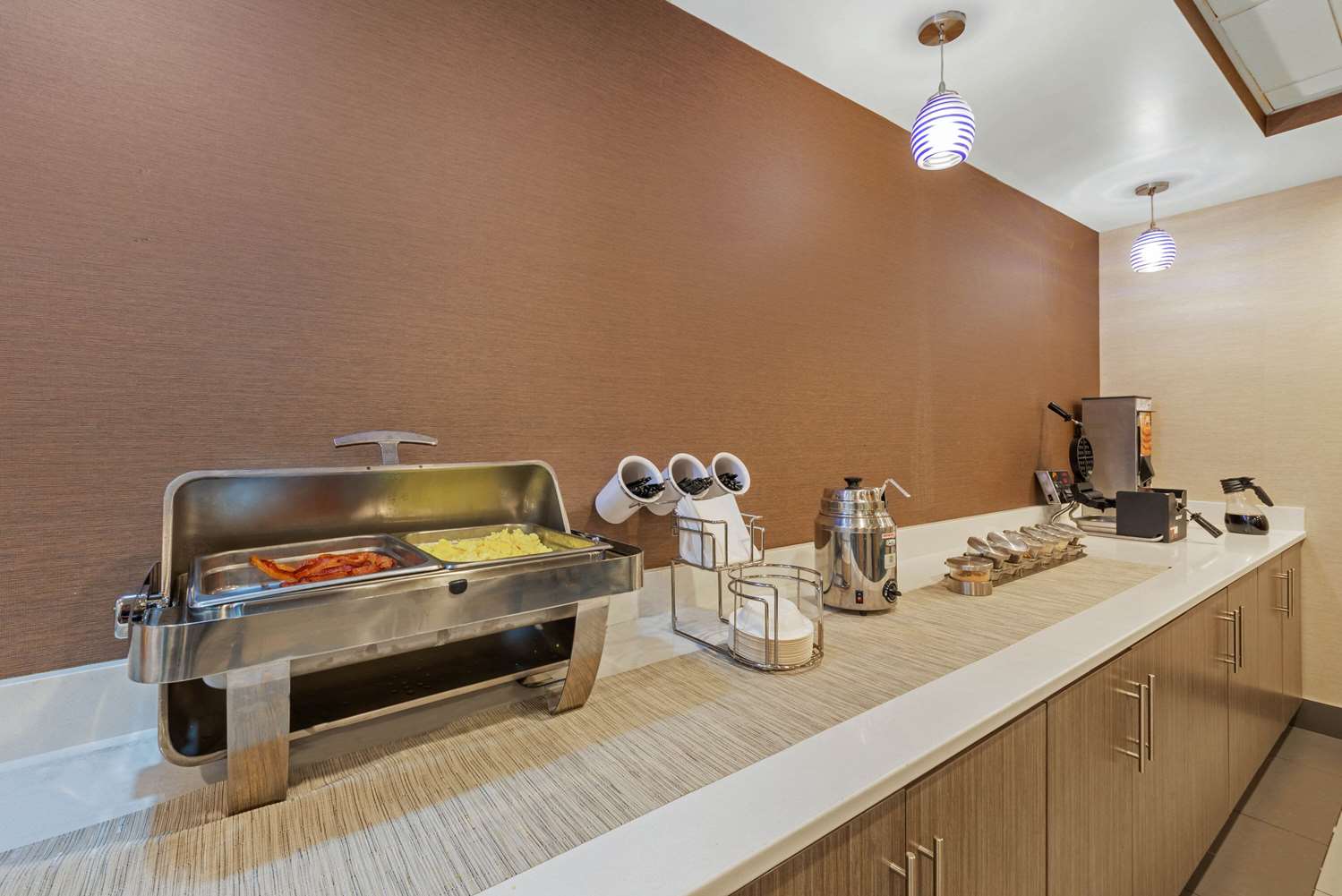 Фото La Quinta Inn & Suites by Wyndham Jamestown