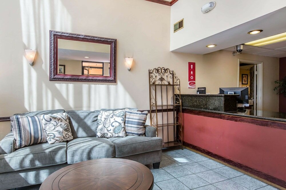 Фото Econo Lodge Inn & Suites Riverside - Corona