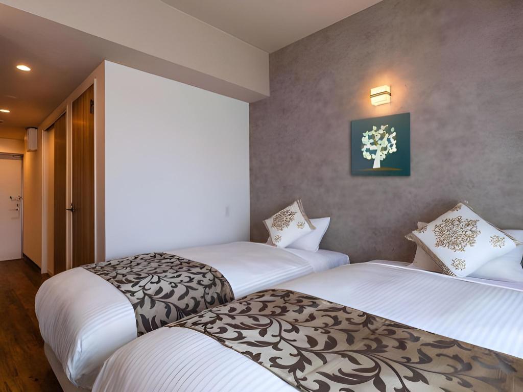 Фото Mr. Kinjo in front of Manza Beach