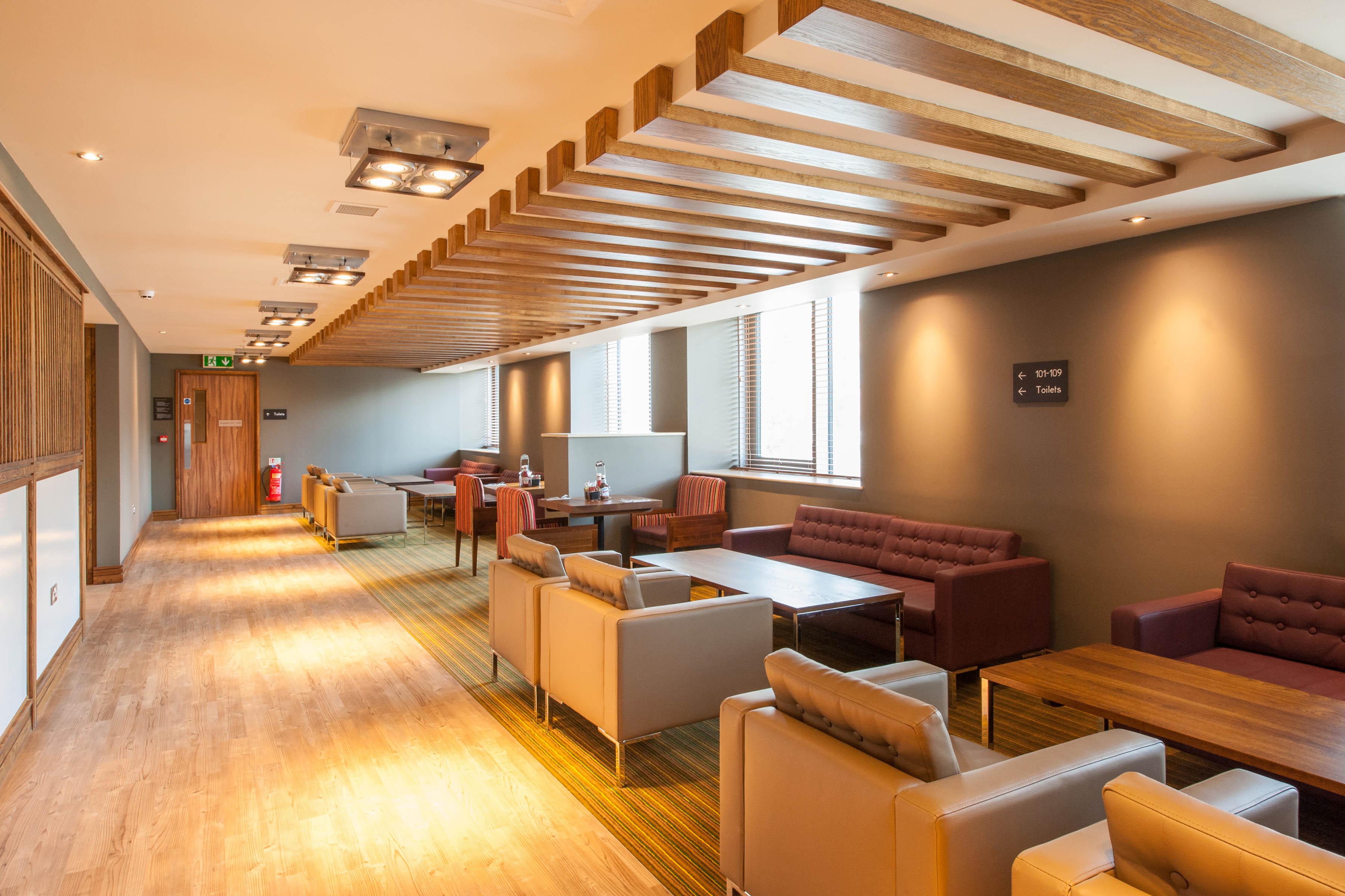 Фото Premier Inn London Hendon - The Hyde