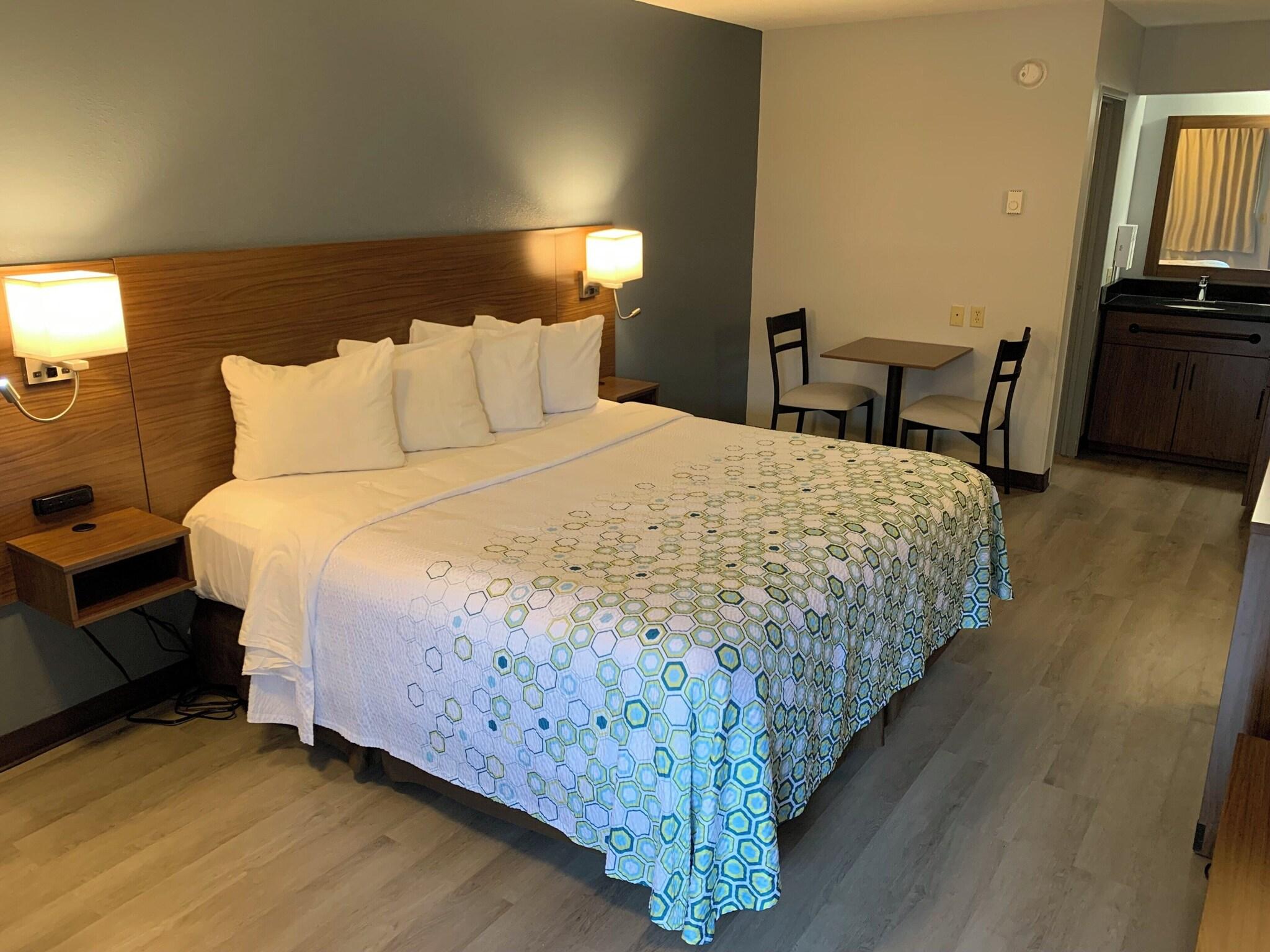 Фото HomeTowne Studios by Red Roof Mystic - New London