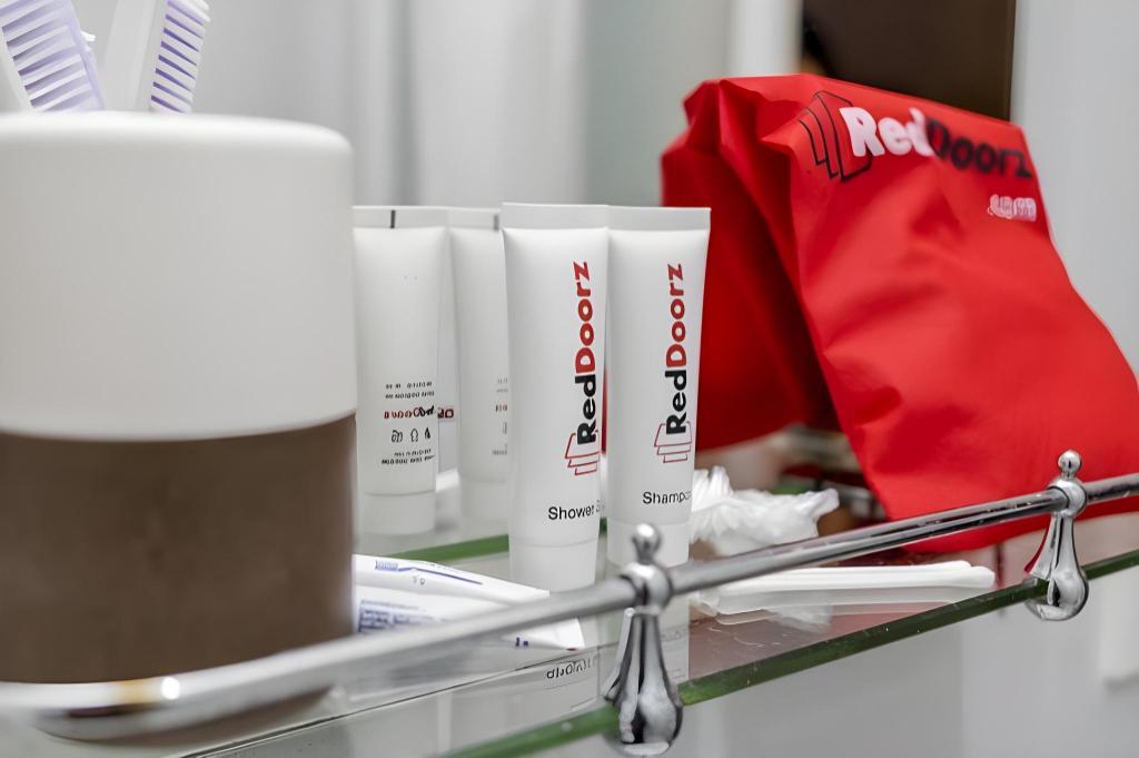 Фото Reddoorz near Gajah Mada Plaza 2