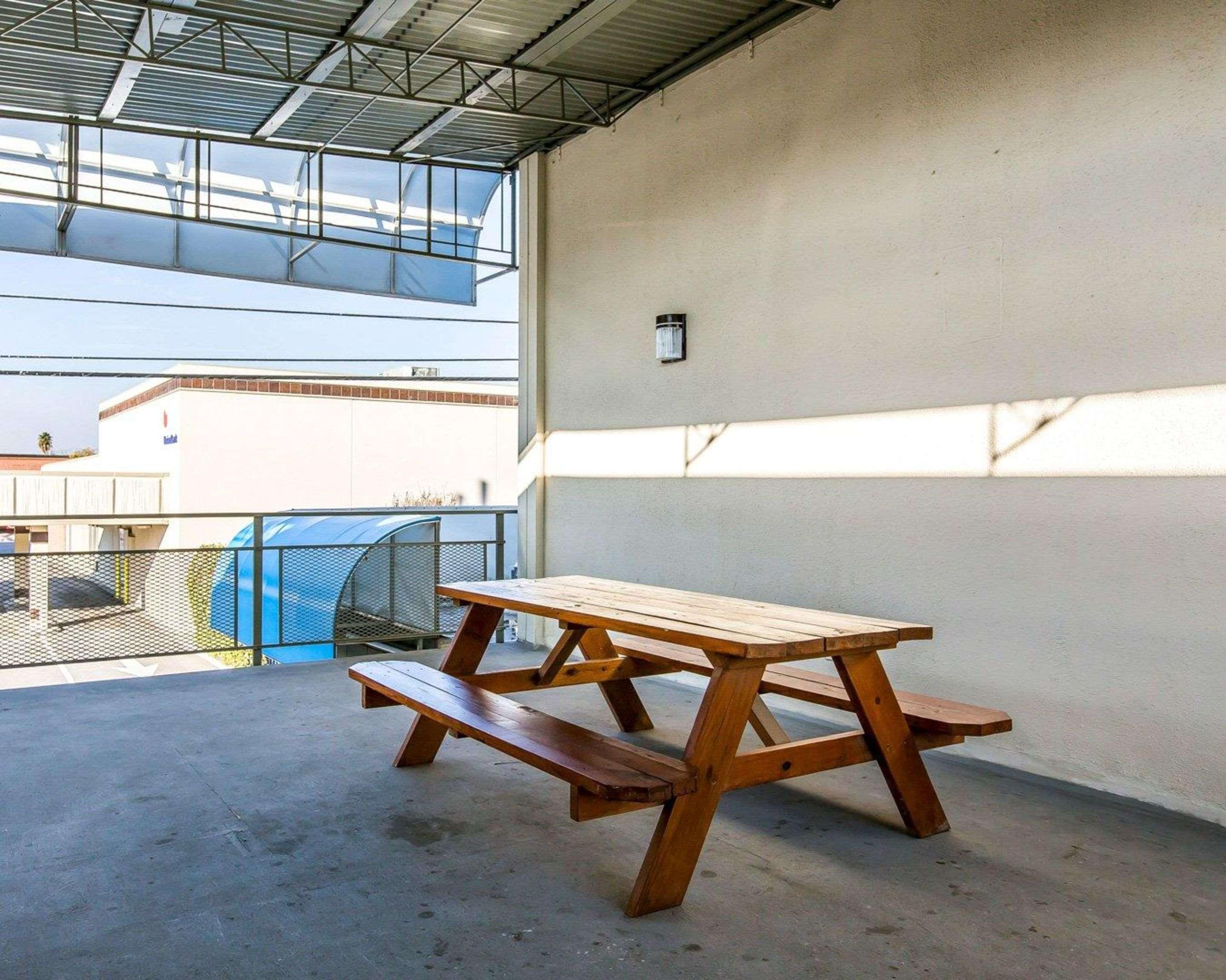 Фото Rodeway Inn Downtown Hanford