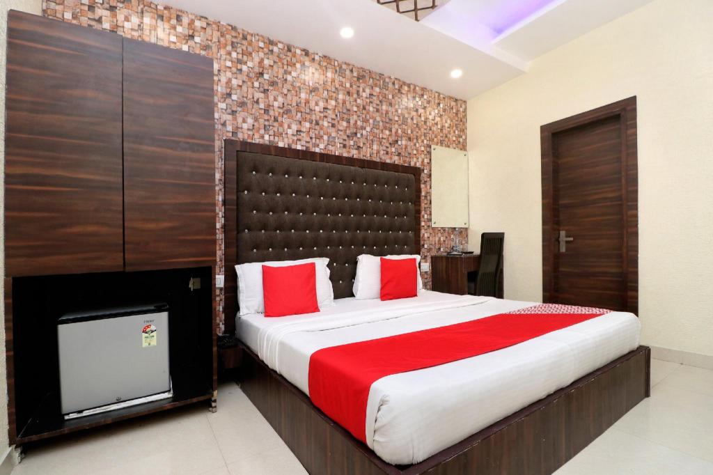 Фото Azaad Lifestyle Hotel by Oyo Rooms