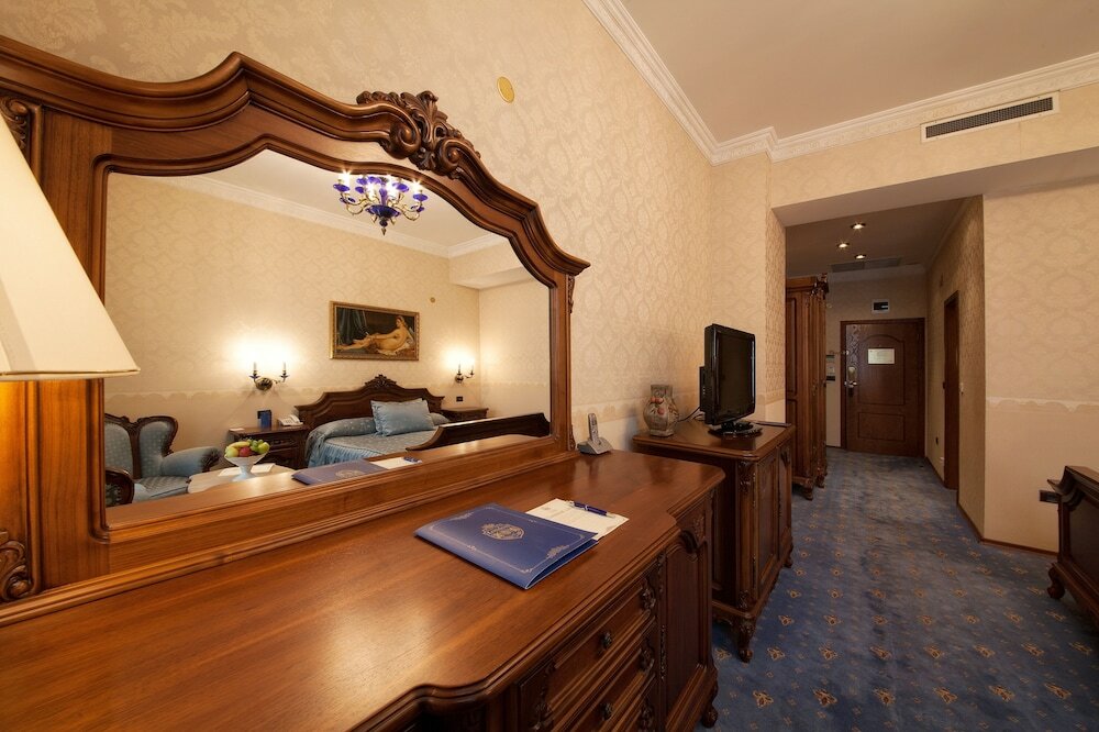 Фото Grand Hotel London