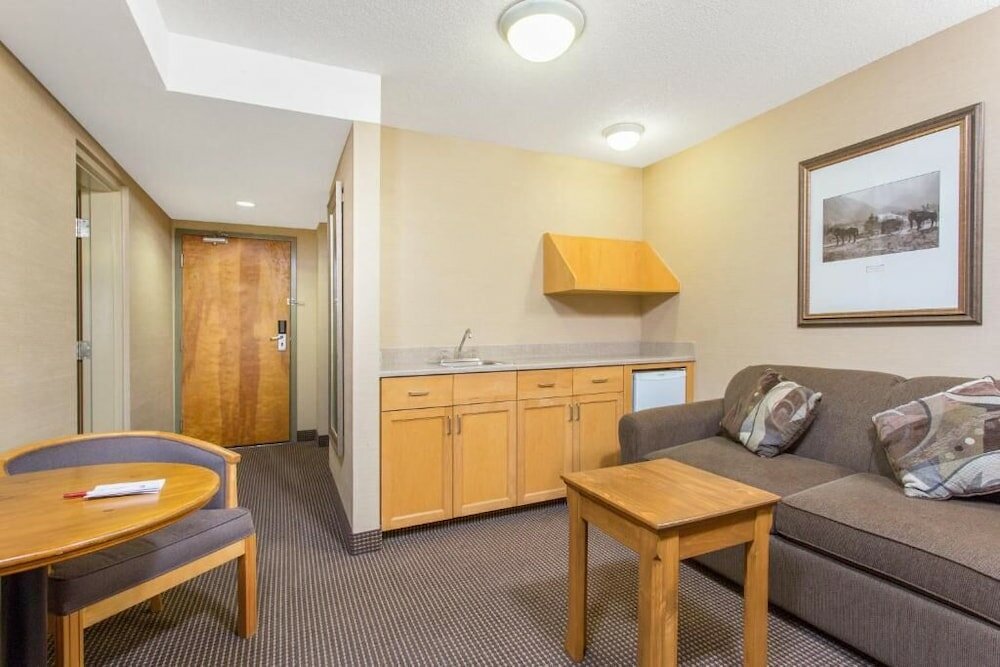 Фото Canmore Inn & Suites