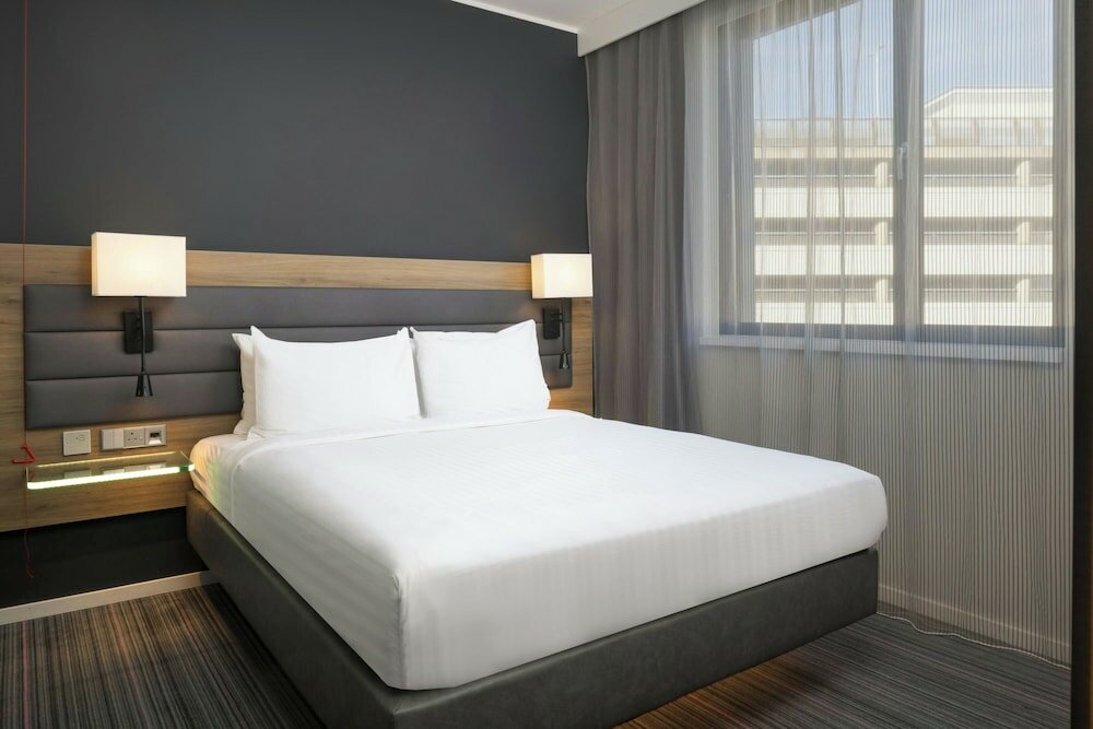 Фото Moxy Southampton
