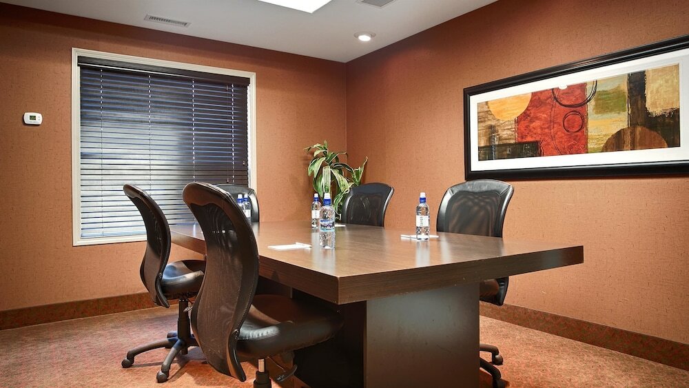 Фото Best Western Wainwright Inn & Suites