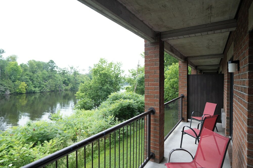 Фото Ramada by Wyndham Ottawa On The Rideau