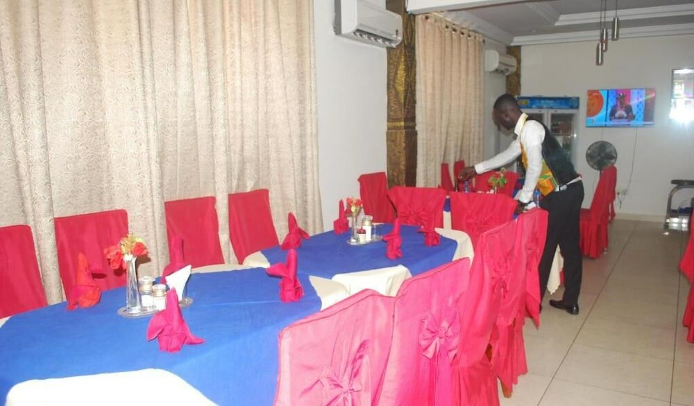 Фото Ampomaah Hotel