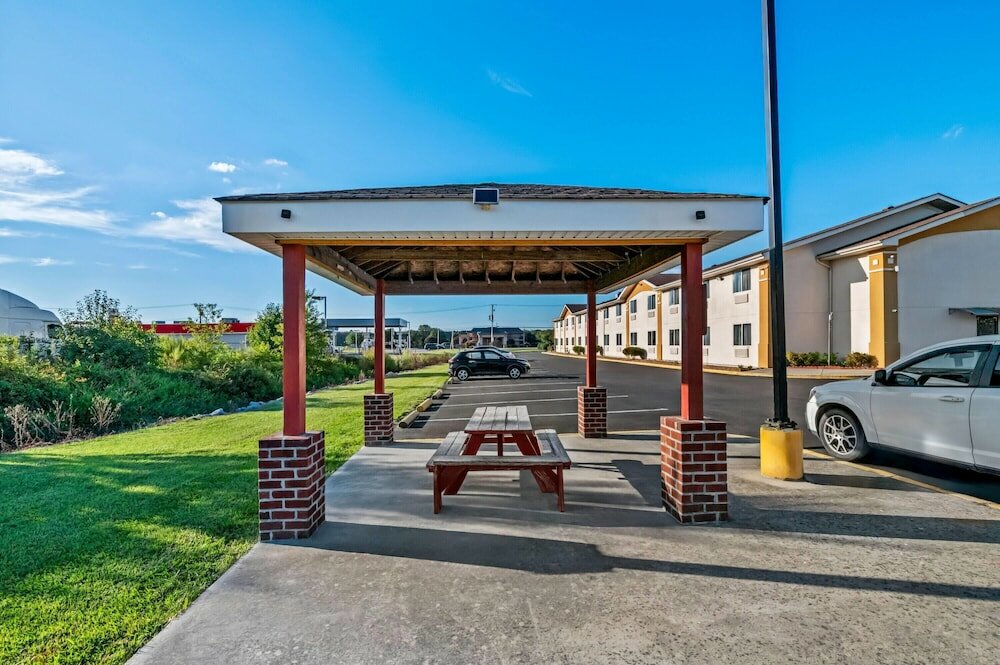 Фото Super 8 by Wyndham Franklin