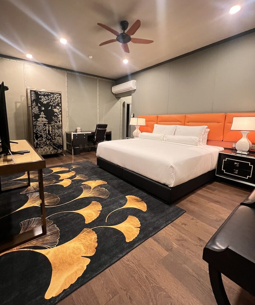 Фото Bedrock Hotel