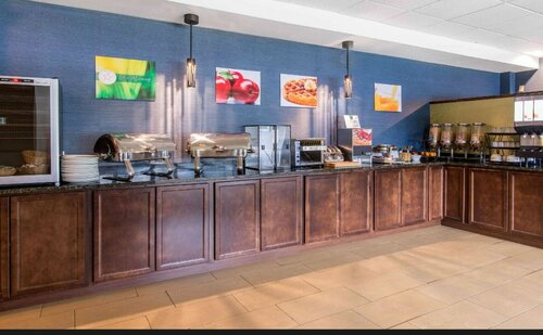 Гостиница Quality Hotel & Suites в Гандере