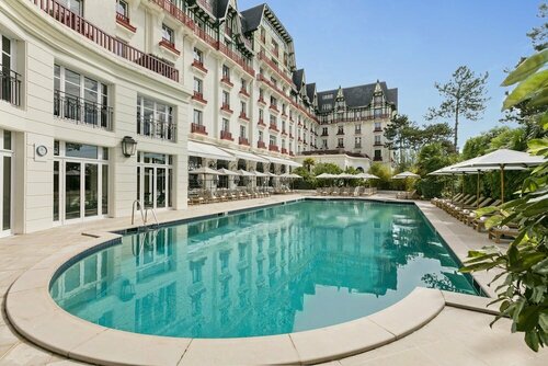 Гостиница Hôtel Barrière l'Hermitage в Сен-Назере