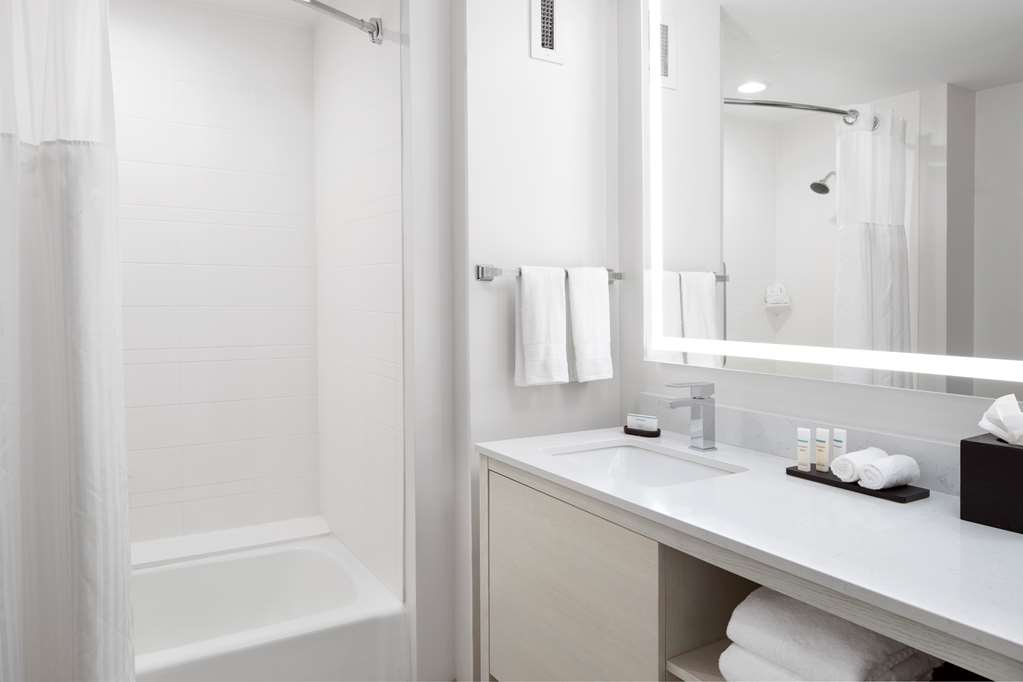 Фото Embassy Suites by Hilton Tampa Airport Westshore