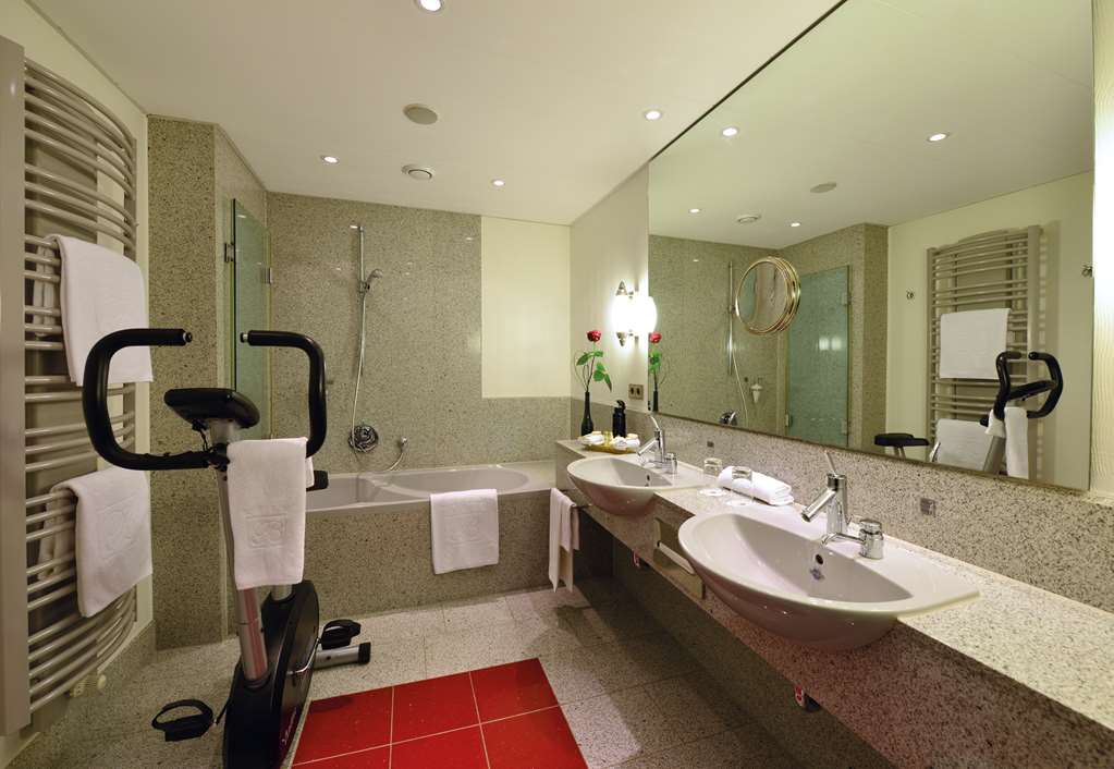 Фото Best Western Premier Parkhotel Kronsberg