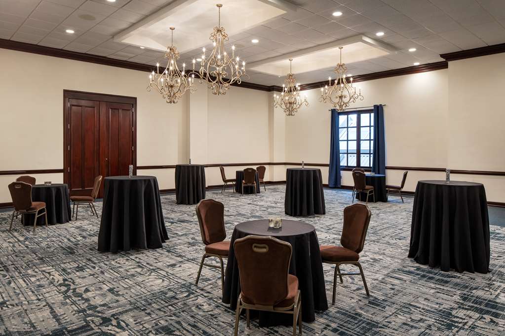 Фото Embassy Suites by Hilton New Orleans