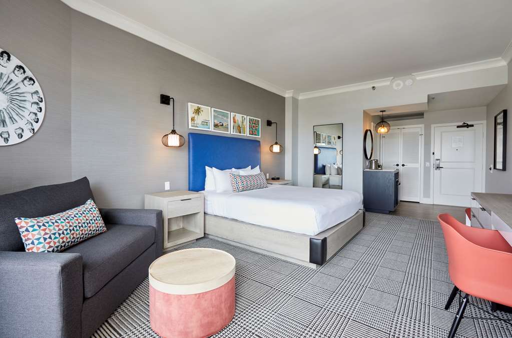 Фото The Waterfront Beach Resort, A Hilton Hotel