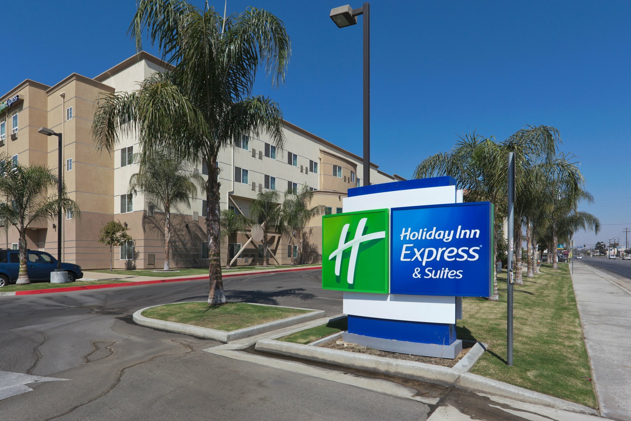 Фото Holiday Inn Express and Suites Bakersfield Central, an Ihg Hotel