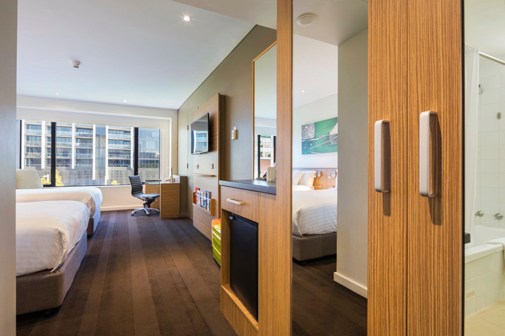 Фото Crowne Plaza Canberra