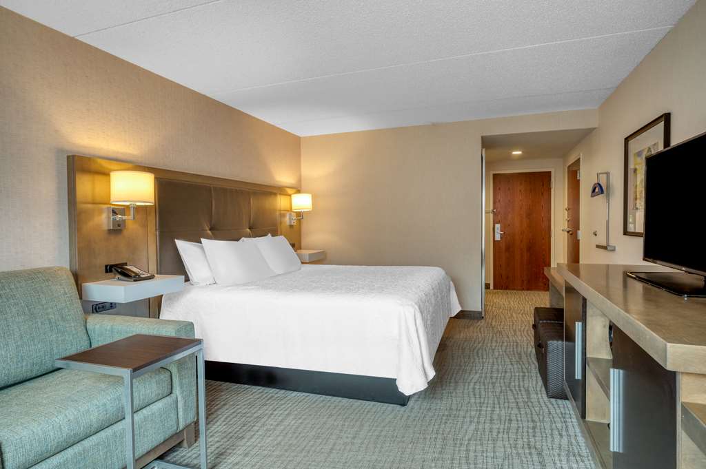 Фото Hampton Inn Raynham Taunton