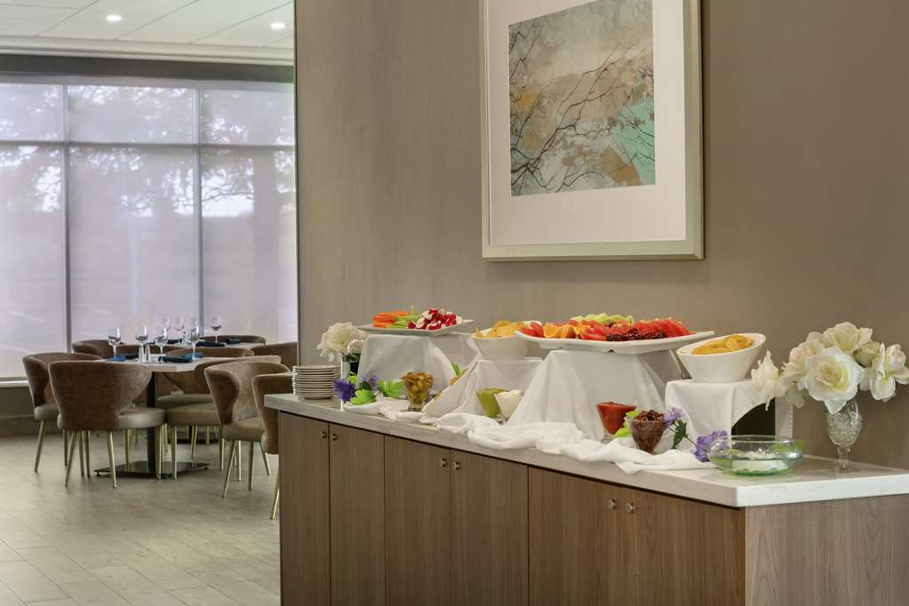 Фото Embassy Suites by Hilton Montreal Airport