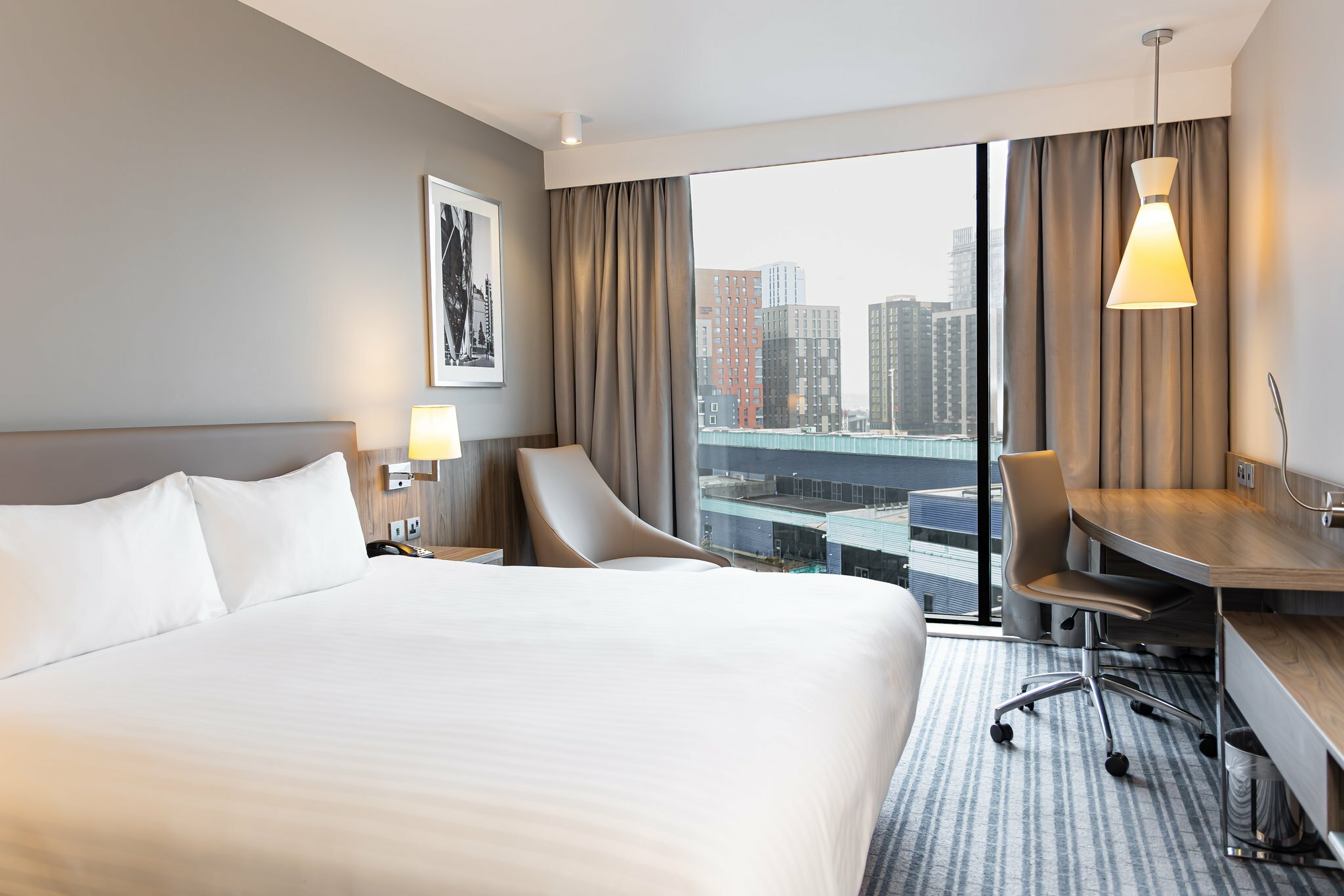 Фото Holiday Inn London - West, an Ihg Hotel